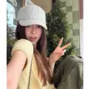 Gorra de béisbol a rayas blancas y negras retro japonesa para mujer, gorra fina de pico de pato para principios de otoño, diseño que adelgaza la cara, adecuada para ir al trabajo y protección solar