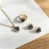 Set de joyería de cristal con forma de corazón transfronterizo: un conjunto de tres piezas que incluye un collar con forma de corazón de aleación en tono dorado, pendientes con incrustaciones de diamantes y un anillo