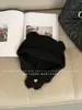 Gorro de punto de lana lindo para mujer Dingzouxiaoxiong que hace que la cara parezca más pequeña, contiene lana, es cálido para otoño e invierno y tiene protección para los oídos, similar a un gorro Lei Feng
