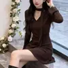 Vestido Plissado de Cor Lisa Estilo Coreano com Decote em V Feminino Outono/Inverno Toque de Luxo Cintura Marcada Pequena Base Irregular Saia Curta