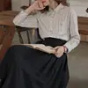 Camisa Nesolum de Cores Contrastantes com Listras Verticais Feminina Primavera 2023 Nova Retrô Francesa Gola Lapela Manga Longa Top