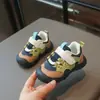 Sapatos de caminhada para bebês da moda 2026 outono novo antiderrapante sapatos internos para meninos sapatos para meninas com color block moderno versátil