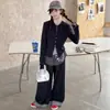 Nuevo atuendo casual de otoño para niñas, que incluye un conjunto de dos piezas con una blusa de imitación de dos piezas y jeans, elegante y moderno