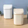Lixeira plástica de mesa com tampa basculante, mini lixeira pequena para uso doméstico, lixeira de papel criativa estilo europeu para sala de estar com tampa