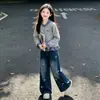 Conjunto enérgico de chica de moda: un cárdigan largo de manga larga, dulce y adornado con un lazo, combinado con pantalones vaqueros holgados, perfecto para primavera y otoño