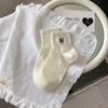 Calcetines de mujer de cinco tubos cortos de algodón sin costuras transpirables estilo universitario simple de primavera y verano 2025 con bordado de dibujos animados de amor
