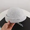 Gorro de lana cálido tipo cuenca simple decoración de perlas copa redonda sombrero ecuestre sombrero pequeño con temperamento boina elegante para madre