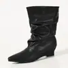 Fornecimento transfronteiriço de botas pretas com babados estilo europeu e americano, botas de salto anabela bico fino de cano médio, botas de moda feminina para outono e inverno