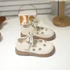 Sapatos de couro macio estilo floresta para meninas, sapatos de princesa estilo pastoral floral, novos sapatos casuais da moda primavera e outono 2026 para meninas pequenas