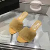 Novas pantufas estilo francês, etéreas, de bico aberto, camurça, com salto grosso e peludas - uma opção sexy e versátil para mulheres usarem ao ar livre