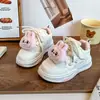 Tênis casuais infantis sapatos brancos pequenos sapatos de menino novo estilo verão 2025 crianças pequenas e médias estilo coreano sapatos de cano baixo sapatos de corrida da moda para meninas