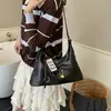 Bolso de Hombro Individual Retro de Nicho Coreano para Mujer 2026 Nuevo Bolso Tote de Gran Capacidad para el Trabajo con Acabado de Alta Gama y Diseño Cruzado