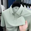 Nueva camisa polo de manga corta de verano para hombre, top casual versátil de moda, camisa de seda helada sin costuras de color liso ajustada para negocios