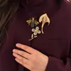Ornamentos Europeus e Americanos Transfronteiriços Sensação de Luxo Leve Broche de Flor Lírio Calla com Strass Design Moderno Broche de Abelha Versátil para Mulheres