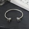 Diseño de estilo genial pendientes de tachuela de calavera anillo pulsera hombres y mujeres mismos pendientes de estilo anillo ins joyería de moda nuevo al por mayor
