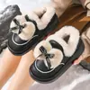 Pantufas de Algodão de Sola Grossa para Mulheres no Inverno Novo Estilo Lindo Laço Espessas Pelúcia Quente Uso Interno e Externo Salto Bolsa Sapatos de Algodão