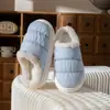 Pantuflas de algodón impermeables con relleno de plumas, nuevo estilo de invierno 2026 para mujer, cálidas, antideslizantes, para interior, pantuflas de algodón de suela gruesa, estilo para hombre