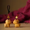 Chaveiro do Signo de Cavalo em Sândalo Verde Natural com Pingente de Pedra Ágata Vermelha e Pingente de Tira para Celular de Cavalo Pequeno