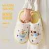 Pantufas de algodão bordadas com cachorrinho de bolo de bolinhas fofas para mulheres, outono e inverno, macias e aconchegantes, bico fechado, para casa, anti-frio, quentes, peludas