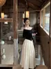 Vestido largo de contraste blanco y negro, asimétrico de un hombro, estilo francés de otoño para mujer de alta gama, elegante y sofisticado, corte A, transfronterizo