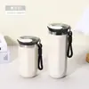 Elegante y práctica taza de café de acero inoxidable con diseño de asa colgante, perfecta para mantener las bebidas calientes o frías, e ideal para la oficina, el trayecto al trabajo o el uso en el coche.