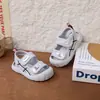 Sandalias antideslizantes de suela blanda para bebé, nuevos zapatos de verano transpirables anti-patada para niños pequeños, zapatos de playa cerrados para niños con velcro para edades de 0 a 3 años