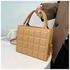 Bolsa de mão xadrez em relevo direto da fábrica Bolsa grande europeia e americana Bolsa mensageiro de cor sólida Bolsa de ombro feminina para o dia a dia