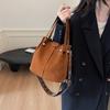 A bolsa popular deste ano bolsa saco feminina 2025 nova sensação de alto padrão bolsa de ombro verão versátil alça de ombro larga bolsa carteiro