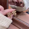 Aretes de Flor de Zircón Irregular Color Café con Perlas para Mujer 2025 Nuevo Estilo Caliente Aretes de Doble Uso de Alta Gama y Accesorios para Orejas