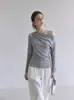 Camiseta elegante estilo coreano cinza de ombro a ombro com mangas compridas para mulheres, novo design de outono, pura e sedutora, top justo de um ombro