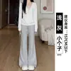 Pantalones deportivos acampanados grises para mujer, nuevo estilo otoño 2026, corte petite, estilo coreano relajado, pantalones de chándal acampanados casuales con caída.