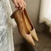 Zapatos de salón poco profundos de punta fina de cuero genuino estilo retro francés, zapatos de trabajo versátiles de tacón grueso para mujer, elegantes y con estilo, zapatos de salón profesionales