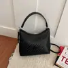 Nova bolsa de ombro com padrão trançado para o início do outono de 2026, bolsa de axila de alta qualidade e estilosa, bolsa tote moderna para o dia a dia