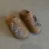 Zapatos tipo Birkenstock sin cordones de piel de vaca mate con pedrería de patrón de llamas, nueva moda de verano 2026 sandalias cerradas sin cordones de suela gruesa