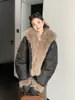 Nueva chaqueta corta de algodón para mujer para el invierno 2026 con cuello de piel sintética de zorro, corte holgado, engrosada, chaqueta acolchada estilo coreano para figuras petite.