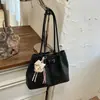 Bolso de hombro para mujer 2026 primavera/verano nuevo estilo patrón tejido simple y elegante bolso de axila para el trabajo y los desplazamientos con un toque de alta gama bolso tote