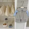 O Le En BabyFresh com estampa floral! Conjunto de três peças para meninas, outono e inverno, mistura de lã, base azul, colete e calça pantalona