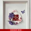 Se Usan Flores Artificiales para Decorar la Esquina de la Puerta de la Habitación de la Novia para Decoración de Boda. Se Usan Flores Artificiales Para Decorar la Puerta del Dormitorio del Novio