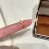 Nuevo Anillo Delgado de Oro de Lujo Ligero Micro-pavimentado para Mujer Diseño de Nicho Hueso de Pescado Diamante Cuadrado Abierto Ajustable Anillo Versátil Apilable