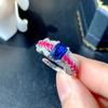 Anillo de joyería de alta gama joyería T cuadrado incrustación de diamantes púrpura claro cambiará de color corindón rojo azul cristal afilado moda mujer