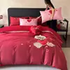 Juego de Cuatro Piezas de Algodón Puro con Forma de Corazón para Boda, Sábana de Cama Roja Brillante 100% Algodón, Funda de Edredón Festiva, Ropa de Cama de Lujo para Bodas para Recién Casados