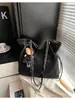 Bolso de hombro retro transfronterizo otoño/invierno 202, gran capacidad, cierre de cordón, diseño cruzado simple, bolso tote de cadena moderno y elegante