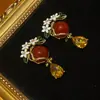 Bronce Antiguo Occidental Chapado en Oro Vintage de 18K Combinado con una Piedra Principal Roja Tipo Arañazo de Gato y Diseño de Flor en Esmalte Blanco