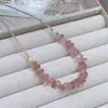Colar de Pedras Naturais de Cristal de Morango Cascalho Cristal de Morango Transparente Gelo Rosa Flor de Pessegueiro Corrente para Clavícula Moda Irregular Entrega Fresca
