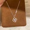Colar com Pingente de Flor Oca de Zircônia Azul Gelo da Sorte, Corrente de Clavícula de Luxo Leve de Nicho, Colar da Moda de Alta Qualidade para Mulheres