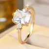 Venda quente transfronteiriça Europeu e Americano luxo leve quadrado diamante de alto carbono anel feminino Anel simples fino com banda decorada com pequenos diamantes acima e abaixo do anel