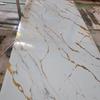 Producción de Paneles de Fondo para Paredes con Acabado Brillante tipo Mármol UV, Ignífugos e Impermeables, con Patrón Continuo en Blanco Jazz, Paneles de Pared Interior Resistentes al Fuego