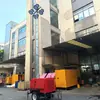 Torres de iluminação móveis podem ser movidas e posicionadas de acordo com o canteiro de obras, utilizando equipamentos de iluminação móveis