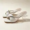 Sandálias de strass estilo novo 2026 para o verão, saltos transparentes da moda, sapatos de salto alto versáteis para mulheres, cristal confortável