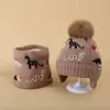 Set de dos piezas de gorro con temática de dinosaurios, nuevo estilo otoño/invierno, gorro para bebé que cubre las orejas, gorro de punto unisex, disponible para producción personalizada